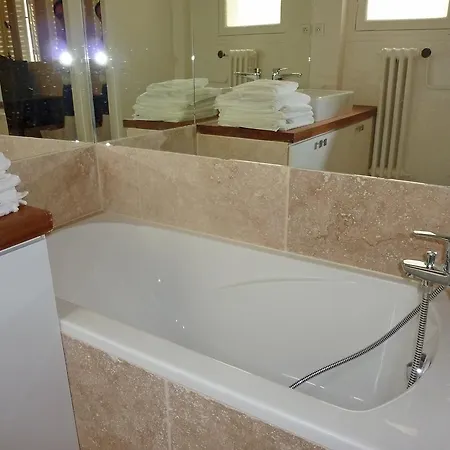 Apartment Miromesnil 2.2 *